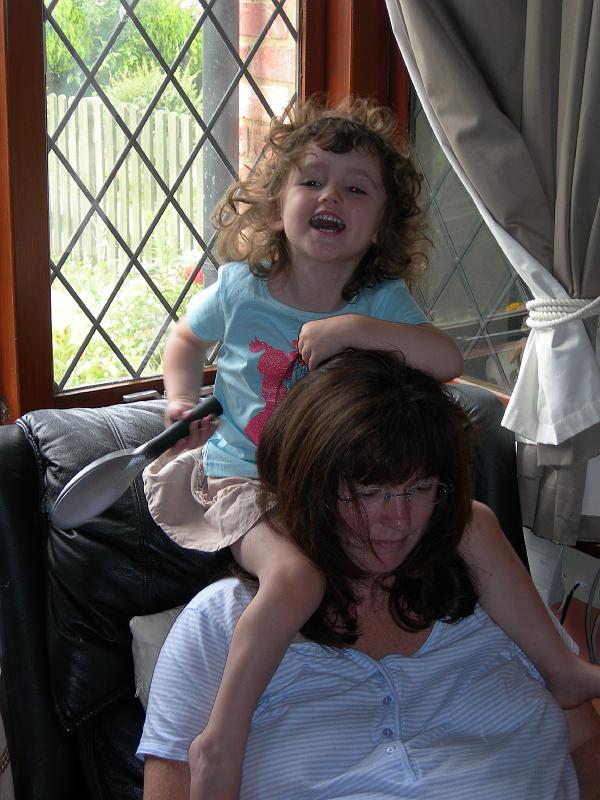 DSCN1301.JPG - Philippa Helping mum with here hair